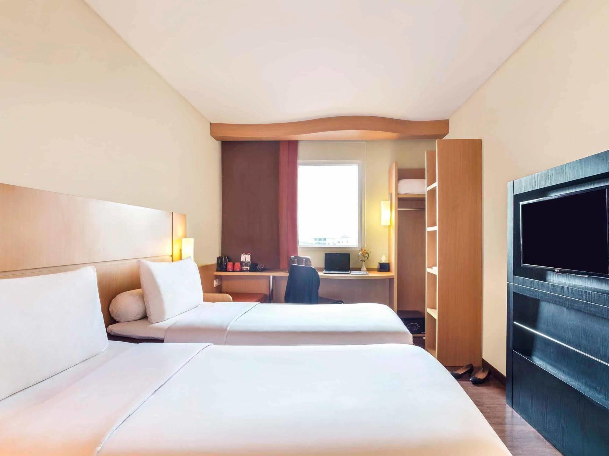 Ibis Surabaya City Center Екстер'єр фото